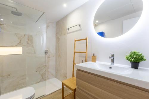 Kúpeľňa v ubytovaní Apartamento junto al Faro .Marbella centro.Vistas mar y el puerto.