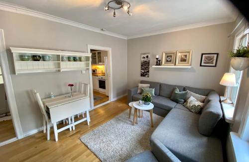 een woonkamer met een bank en een tafel bij Lille Øvregate in Bergen