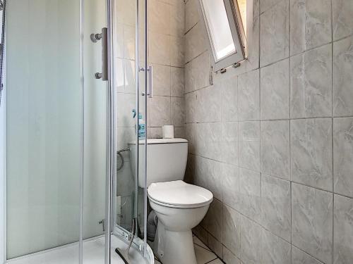une salle de bain avec toilettes et douche en verre dans l'établissement Mon Gîte Sainte Marie Climatisé, à Sète