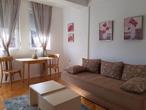 - un salon avec un canapé et une table dans l'établissement Sunny Lakeside Apartment, à Ohrid