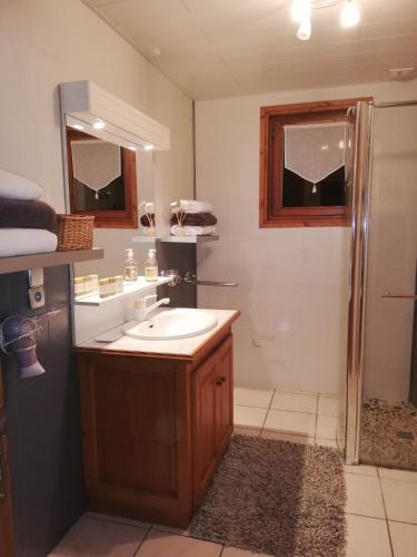 Ένα μπάνιο στο Chambres en chalet petit déjeuner inclus