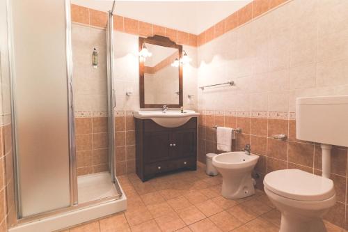 e bagno con servizi igienici, lavandino e doccia. di Anima Hotel Sardinia a Fluminimaggiore