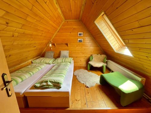 Habitación con 2 camas en una cabaña de madera en Chata pod Orechom en Terchová
