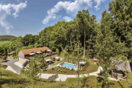 an aerial view of a house with a swimming pool at Boutique-Hôtel Restaurant L'Atelier d'Epicure Logis in Castels