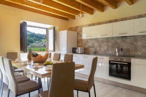 a kitchen and dining room with a table and chairs at Complejo Rural El Cerradón in Alceda