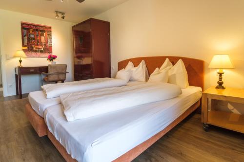 a hotel room with two beds and a desk at Haus Seidendorf in Sankt Kanzian
