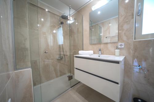 A bathroom at Alma City Center Apartment's