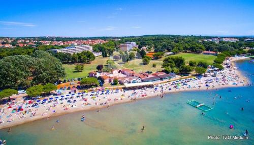Una vista aérea de una playa con una multitud de personas. en Soba Sanja, en Pula