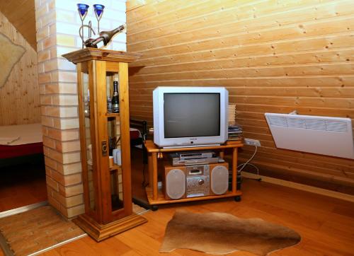 Una televisión o centro de entretenimiento en Guest House Šampētera māja