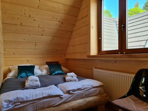 Кровать или кровати в номере Żabie Dworki Witów Luxury Chalets & SPA