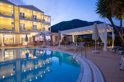 un hôtel avec une piscine en face d'un bâtiment dans l'établissement Lefko Hotel & Apartments, à Nydri