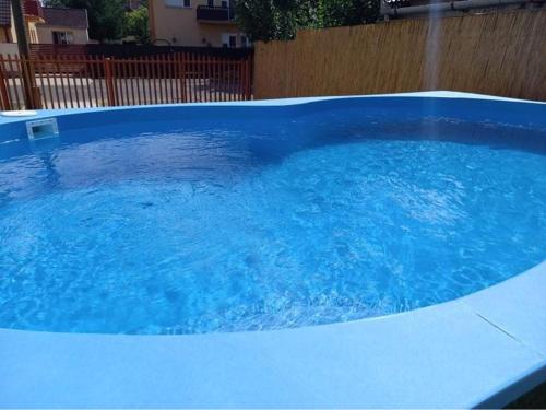ハイドゥソボスローにあるArmada Family Apartmentの庭の青い水を使用した大きなプール