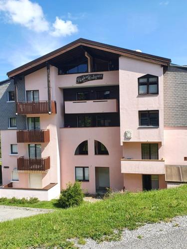 un edificio de apartamentos con balcones en un lateral en Studio à la montagne meublé et entièrement équipé, en Bellevaux