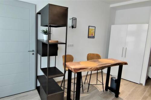 une salle à manger avec une table et une étagère dans l'établissement Appartement T2 Centre-ville Entièrement rénové, à Reims