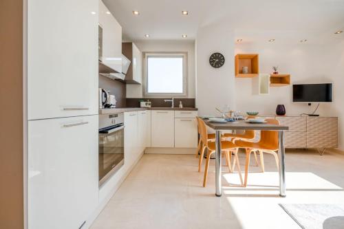 - une cuisine avec une table à manger et des chaises dans l'établissement 2-Bedroom apartment in Grand Hotel, à Cannes