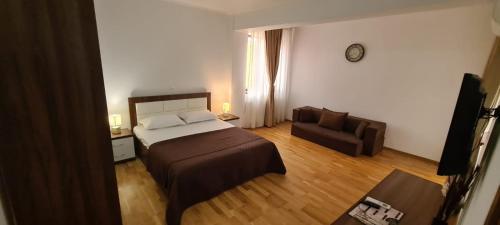 a hotel room with a bed and a couch at AnaMaria Apartments Mamaia Nord in Mamaia Sat/Năvodari