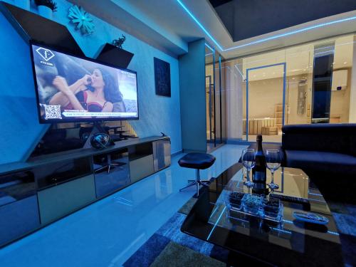 Una televisión o centro de entretenimiento en XSpa Apartment cryptocurrency pay available