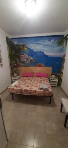ラーカレにあるCase Vacanze Racaleのベッドルーム1室(壁に絵画が描かれたベッド1台付)