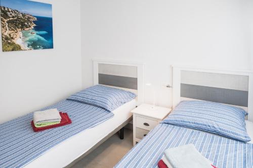 - deux lits jumeaux dans une chambre avec vue sur l'océan dans l'établissement New Apartment Arenal Dream in Jávea, Arenal, à Jávea