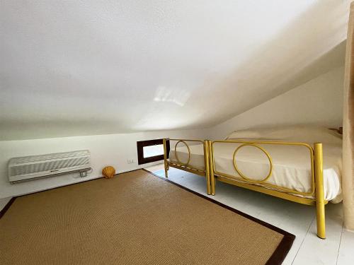 カスティアーダスにあるRei Fellaのベッドとラグ付きの小さな部屋です。