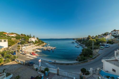 vista su una spiaggia con barche in acqua di Sea View Apartments Sirena Okrug Gornji a Okrug Gornji
