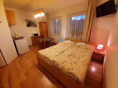 Una cama o camas en una habitación de Žltý dom Vrbov