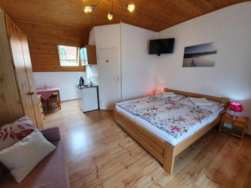 Una cama o camas en una habitación de Žltý dom Vrbov