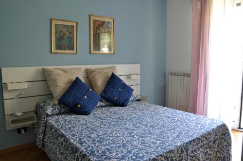 a blue bedroom with a bed with blue sheets at La casa azzurra in Cogoleto