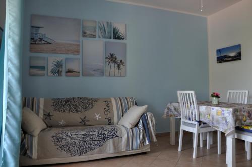 sala de estar con sofá y mesa en La casa azzurra en Cogoleto