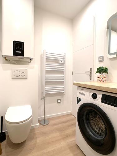 une salle de bain avec machine à laver et toilettes dans l'établissement Renovated apartment AC - wifi - 2-4pers - Center Antibes rue James Close, à Antibes