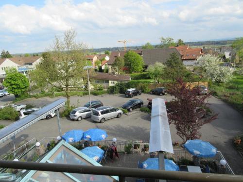 Blick auf einen Parkplatz mit Autos und blauen Planen in der Unterkunft good bed Niederbipp 13 in Niederbipp