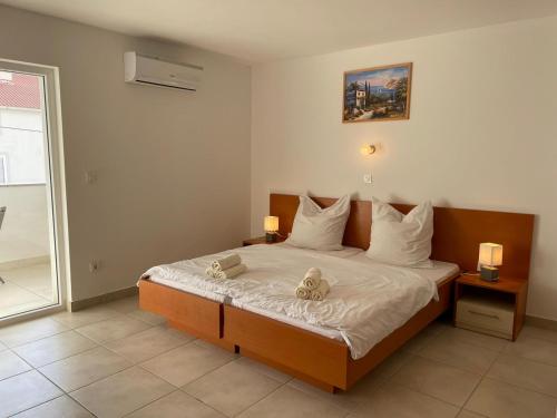 Postel nebo postele na pokoji v ubytování NOVALJA APARTMENTS by NENA