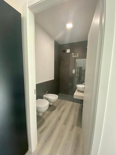 a bathroom with two toilets and a sink at Villa Carlotta in Salionze