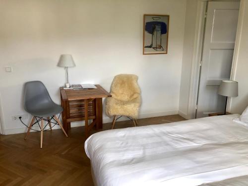 a bedroom with a bed and a desk and a chair at Alberti Bed & Bike in Maastricht