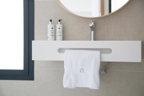 a bathroom with a white sink and a mirror at Quinta San Francisco in Castrojeriz