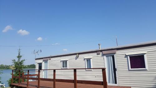 Domek nad brzegiem jeziora