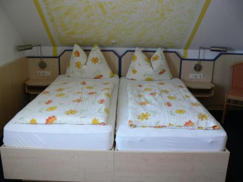 two beds sitting next to each other in a room at Pension zur Einkehr in Allersberg