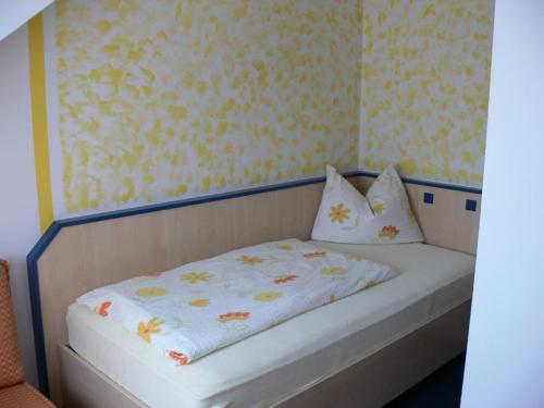 - un lit avec une couverture blanche et des oreillers dans l'établissement Pension zur Einkehr, à Allersberg