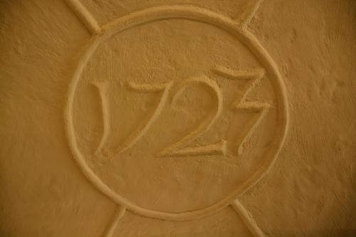 a circle on a wall with the word ra on it at Hotel Maraboe in Bruges