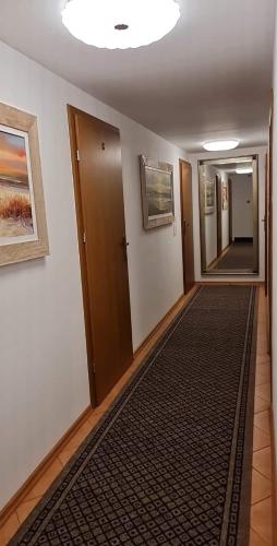 an empty hallway with a rug on the floor at Villa Kapitańska in Kołobrzeg