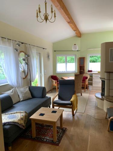 Ruhiges Ferienhaus Wandlitz في فاندليتس: غرفة معيشة مع أريكة زرقاء وطاولة