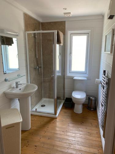 ein Bad mit einer Dusche, einem WC und einem Waschbecken in der Unterkunft Hatton Lodge in Dunkeld