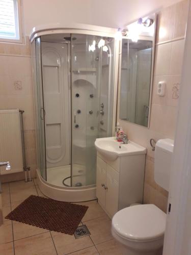 Ένα μπάνιο στο Golden Apartman