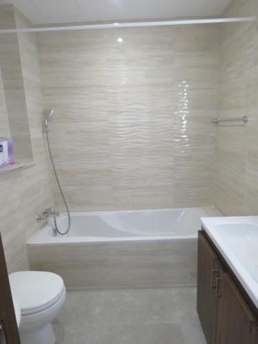 La salle de bains est pourvue d'une baignoire, de toilettes et d'un lavabo. dans l'établissement Aquamarine Sea Front Apartments - Second Floor, à Marsaskala