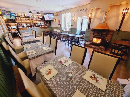 an overhead view of a restaurant with tables and chairs at Roy Bridge Hotel in Fort William