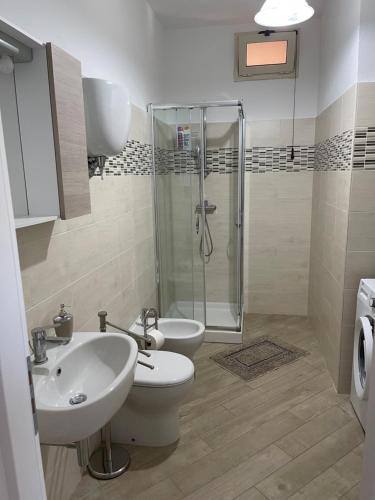 a bathroom with a toilet and a sink and a shower at Delia's house in Drapia