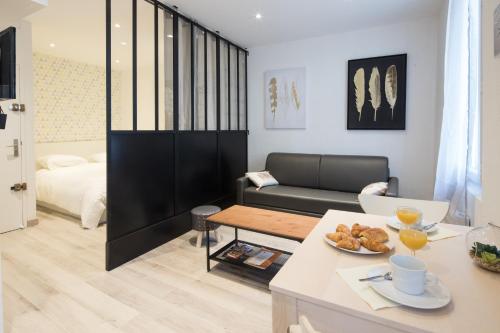 un salon avec un canapé et une table dans l'établissement Le cocon du Vieux-Port, à Marseille