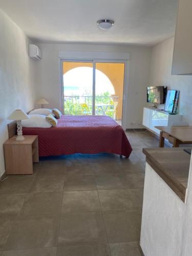 Una cama o camas en una habitación de Studio pieds dans l'eau
