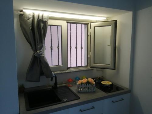 bagno con lavandino, specchio e lavandino di Marvin's Home a Giardini Naxos
