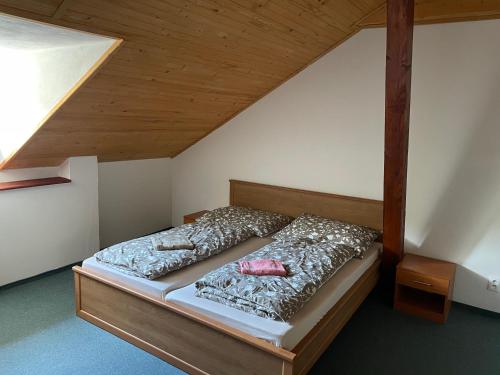 Posteľ alebo postele v izbe v ubytovaní Goldapartman